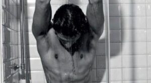 Andrés Velencoso, en calzoncillos y bajo la ducha para D&G