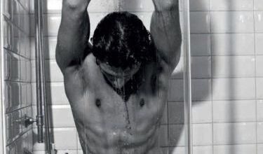 Andrés Velencoso, en calzoncillos y bajo la ducha para D&G