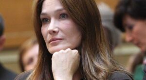 Carla Bruni se disculpa por sus polémicas declaraciones