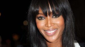 Naomi Campbell empieza el año en silla de ruedas