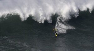 El hawaiano Garrett McNamara surfea la ola más grande del mundo