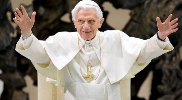 El Papa renuncia por su «edad avanzada»