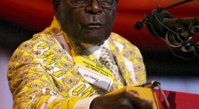 El presidente de Zimbabue pone su firma a una marca de moda