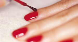 El primer esmalte de uñas que huele a colonia