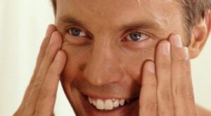 Un nuevo roll-on ideal para cuidar los ojos de tu chico