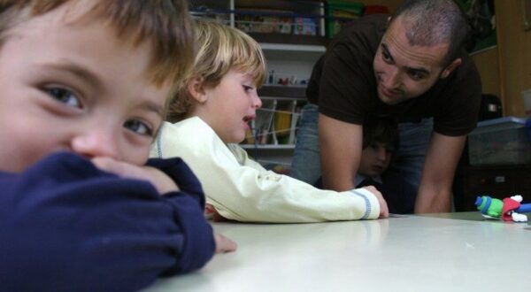 Una red social une a padres recién llegados a un nuevo colegio