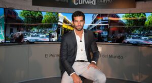 Samsung presenta el primer televisor de pantalla curva UHD de la mano de Rubén Cortada
