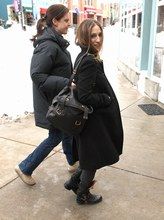 Intemporal, el bolso besace YSL seduce a las famosas