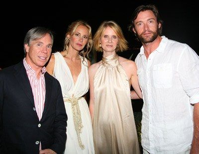 Tommy Hilfiger con Cynthia Nixon y Hugh Jackman en el aniversario de su tienda de Atenas