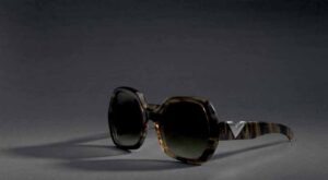 Valentino reinterpreta su logo en clave contemporánea