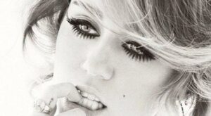 Miley Cyrus nos enseña sus kilométricas pestañas