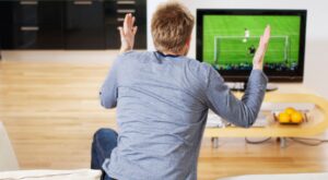 ¿Qué dirías si tu chico te llegara con un contrato para ver el Mundial?