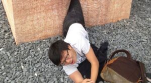 Un hombre se queda atrapado en la escultura de una vagina gigante