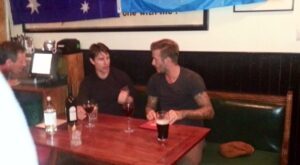 Tom Cruise y David Beckham, de cervezas en un pub inglés
