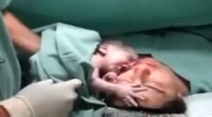 Un recién nacido no deja que las enfermeras le separen ni un segundo de su mamá
