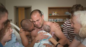 Emocionantes imágenes de dos padres gays y su bebé recién nacido. ¡No pueden contener las lágrimas!