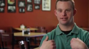El chico con Síndrome de Down que creó el restaurante más feliz del mundo