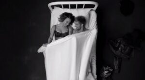 Un vídeo sorprendente: ¿qué pasaría si tuvieras que desnudarte y meterte en la cama con un desconocido?