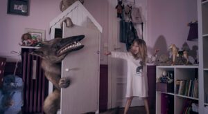 Una genial sesión fotográfica muestra a 6 niños luchando contra los monstruos de sus dormitorios