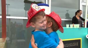 Un niño recauda 60.000 dólares para su amigo enfermo vendiendo limonada en Canadá