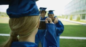 Un estudio fotográfico ofrece a los graduados universitarios la opción de adelgazarlos digitalmente