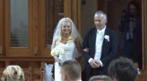 Un sacerdote sorprende a todos con su impresionante voz en una boda