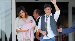 Alejandro Sanz y Raquel Perera presentan a su hija Alma