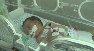 Un bebé sobrevive a un bombardeo en Gaza y a la muerte de su madre