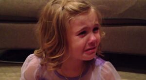 Un vídeo lleno de ternura: una niña llora porque no quiere que su hermano pequeño crezca