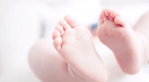 Unos padres son detenidos tras subir una foto de su bebé maltratado a Facebook