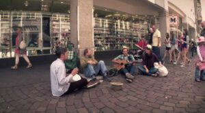 Un vídeo esperanzador: la improvisada canción que sorprendió a un mendigo