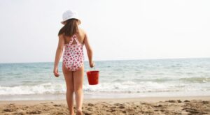 Dos personas destinadas a encontrarse: una pareja de recién casados descubre que aparecían juntos en una foto de pequeños