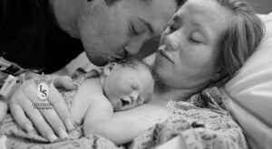 Unos padres hacen una sesión de fotos a su hijo nacido muerto