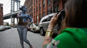 El cuerpo de la mujer se funde con el paisaje newyorkino en una artística sesión de fotos