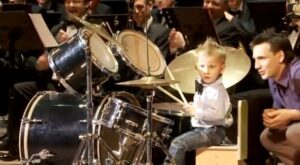 Un niño de 3 años toca la batería de forma prodigiosa junto a la orquesta sinfónica de Rusia