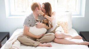 Una adorable sesión fotográfica: un perrito se convierte en el bebé de esta pareja