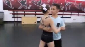 Una niña huye tras ser sorprendida con su primer beso