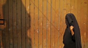 Un clérigo islámico aprueba espiar a mujeres desnudas