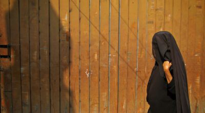 Un clérigo islámico aprueba espiar a mujeres desnudas