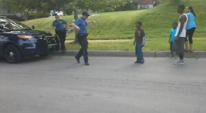 VÍDEO: un policía bailarín da el espectáculo