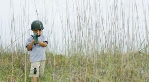 El peligroso juego de las armas: ¿Por qué enseñar a un niño a disparar?