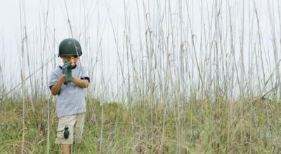 El peligroso juego de las armas: ¿Por qué enseñar a un niño a disparar?
