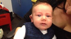 La reacción de un bebé de 7 semanas al escuchar por primera vez