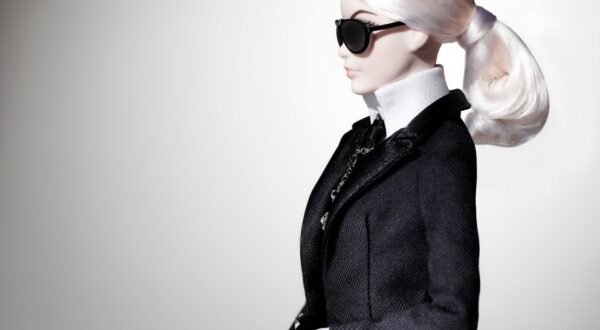 Una Barbie a su imagen y semejanza y otras excentricidades de Karl Lagerfeld que no sabías