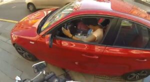 La superheroína motera que lucha contra el incívico ‘crimen’ ciudadano