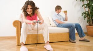 Un grupo de videojugadoras españolas parodian la imagen de la mujer en el sector