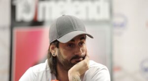 Tres coches acorralan a Melendi en una autovía