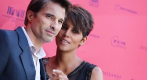 Jenny Packham diseñó el vestido de novia de Halle Berry