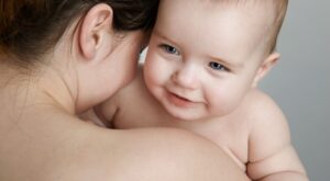 Nace el primer bebé de un útero trasplantado