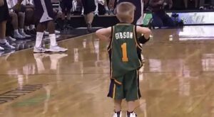 Un vídeo enternecedor: un niño con leucemia cumple su sueño de jugar en la NBA